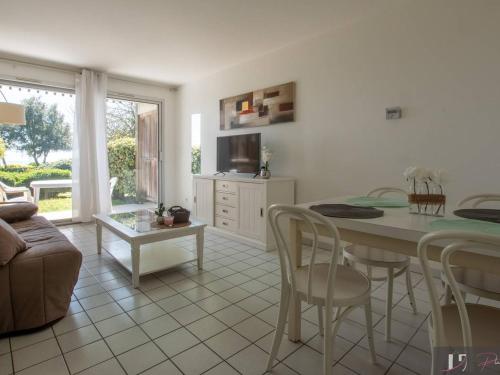 Photo de la galerie de l'établissement Studio meublé 4 pers - Terrasse & Parking à La Rochelle - FR-1-825-30, à La Rochelle