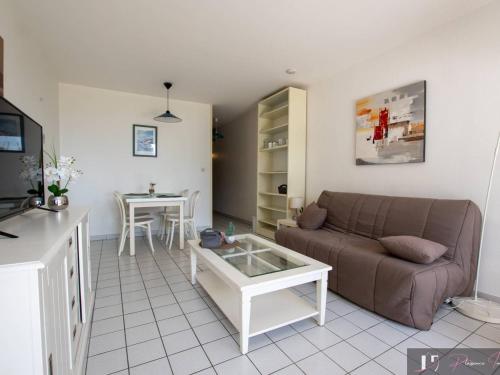 Photo de la galerie de l'établissement Studio meublé 4 pers - Terrasse & Parking à La Rochelle - FR-1-825-30, à La Rochelle