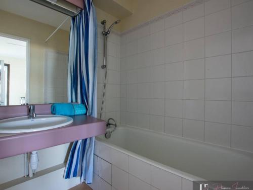 une salle de bain avec un lavabo et une baignoire dans l'établissement Studio meublé - 4 personnes, vue port - FR-1-825-34, à La Rochelle