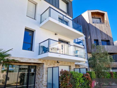 une image d'un bâtiment avec balcon dans l'établissement Studio meublé avec Wifi à La Rochelle - FR-1-825-37, à La Rochelle