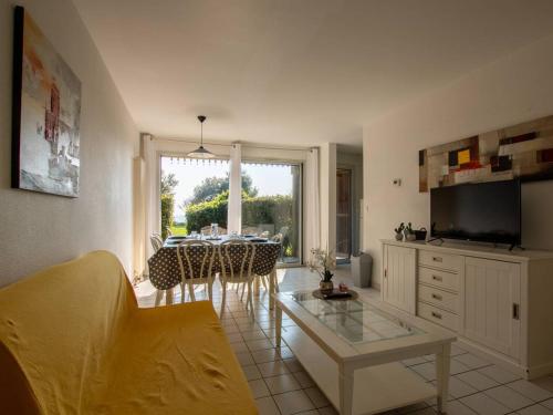 Appartement 3 pièces, 6 couchages, terrasse vue mer, parking, proche plage - FR-1-825-36