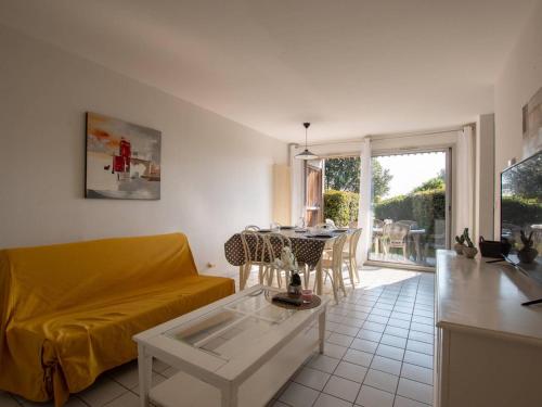 Photo de la galerie de l'établissement Appartement 3 pièces, 6 couchages, terrasse vue mer, parking, proche plage - FR-1-825-36, à La Rochelle