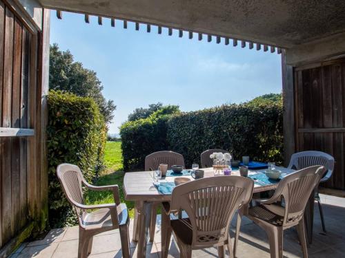 Photo de la galerie de l'établissement Appartement 3 pièces, 6 couchages, terrasse vue mer, parking, proche plage - FR-1-825-36, à La Rochelle