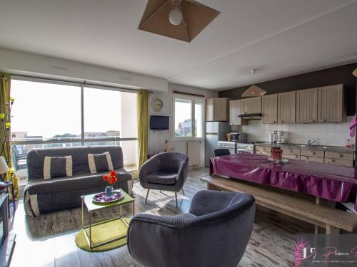 un salon avec un canapé et une table dans l'établissement Appartement 4-6 personnes avec balcon vue mer et parking - FR-1-825-10, à La Rochelle