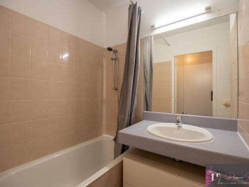 une salle de bain avec un lavabo et une baignoire dans l'établissement Studio rénové à 50m de l'océan à La Rochelle - FR-1-825-41, à La Rochelle