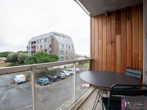 Il dispose d'un balcon avec une table et des chaises. dans l'établissement Studio rénové à 50m de l'océan à La Rochelle - FR-1-825-41, à La Rochelle