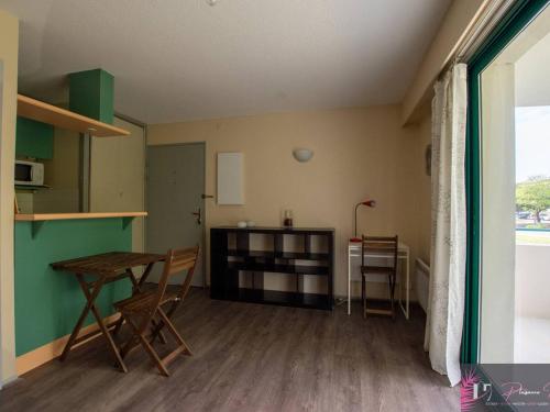 Photo de la galerie de l'établissement Studio meublé avec parking - 3 couchages à La Rochelle - FR-1-825-45, à La Rochelle