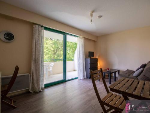 Photo de la galerie de l'établissement Studio meublé avec parking - 3 couchages à La Rochelle - FR-1-825-45, à La Rochelle