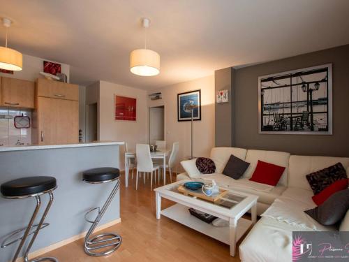 un salon avec un canapé et une table dans l'établissement Agréable T3 avec terrasse et parking à La Rochelle - FR-1-825-12, à La Rochelle