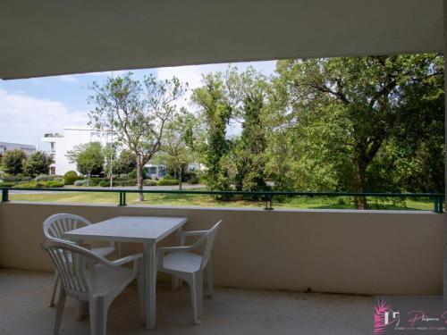 Photo de la galerie de l'établissement Studio meublé avec parking - 3 couchages à La Rochelle - FR-1-825-45, à La Rochelle