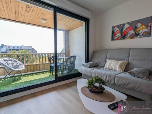 Appartement rénové au pied de la plage avec balcon et parking - FR-1-825-46