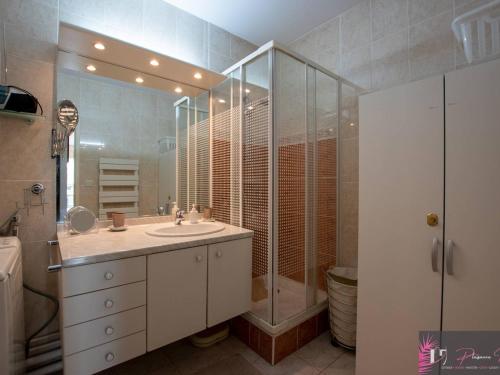 une salle de bain avec un lavabo et une douche dans l'établissement Agréable T3 avec terrasse et parking à La Rochelle - FR-1-825-12, à La Rochelle