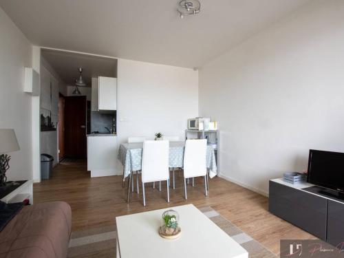 Photo de la galerie de l'établissement T2 meublé avec terrasse, parking, proche plage - FR-1-825-48, à La Rochelle