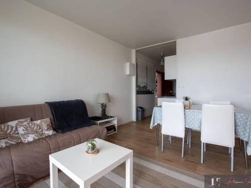 Photo de la galerie de l'établissement T2 meublé avec terrasse, parking, proche plage - FR-1-825-48, à La Rochelle