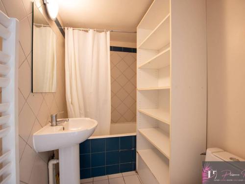 une salle de bain blanche avec un lavabo et une douche dans l'établissement 2 pièces - 6 couchages, vue mer, parking privé - FR-1-825-13, à La Rochelle