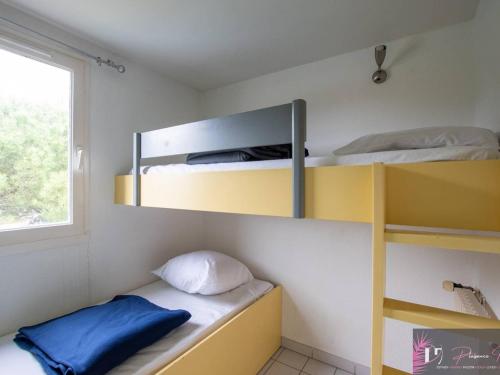 une chambre avec deux lits superposés et une fenêtre dans l'établissement 2 pièces - 6 couchages, vue mer, parking privé - FR-1-825-13, à La Rochelle