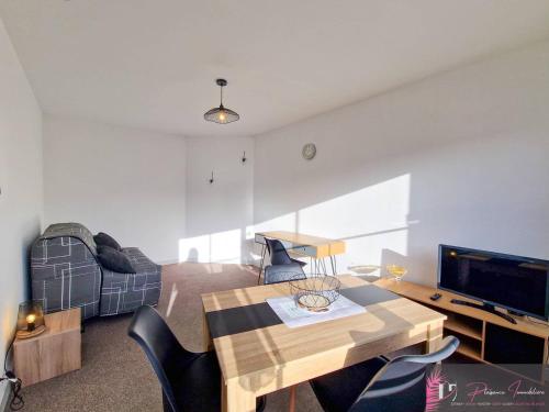 Photo de la galerie de l'établissement Studio lumineux avec balcon près de la plage, parking, wifi - FR-1-825-51, à La Rochelle