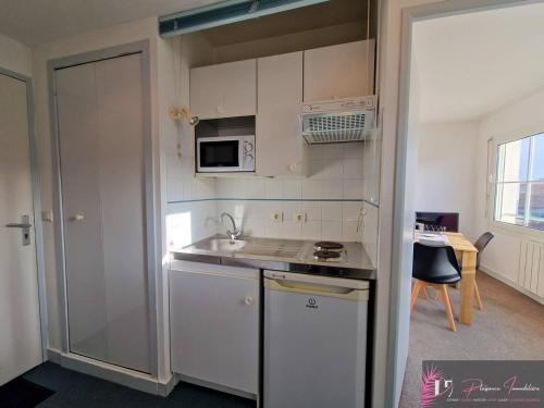 Photo de la galerie de l'établissement Studio lumineux avec balcon près de la plage, parking, wifi - FR-1-825-51, à La Rochelle