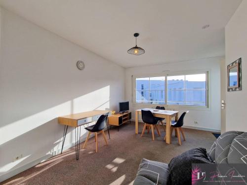 Photo de la galerie de l'établissement Studio lumineux avec balcon près de la plage, parking, wifi - FR-1-825-51, à La Rochelle