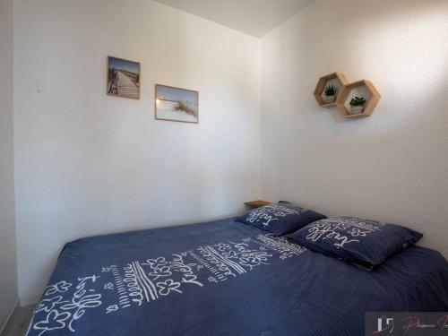 - une chambre avec un lit et 2 oreillers dans l'établissement Studio bis avec balcon à La Rochelle, parking inclus - FR-1-825-16, à La Rochelle