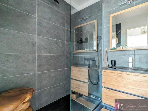 une salle de bain avec douche et lavabo dans l'établissement Agréable T2 lumineux au pied de la plage avec WIFI - FR-1-825-52, à La Rochelle