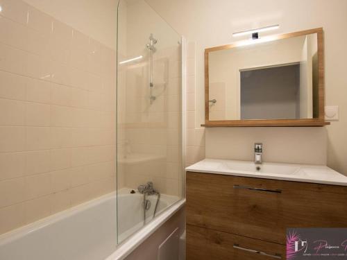 une salle de bain avec un lavabo et une douche avec un miroir dans l'établissement Charmant appartement 2 pièces près de la plage à La Rochelle - FR-1-825-17, à La Rochelle