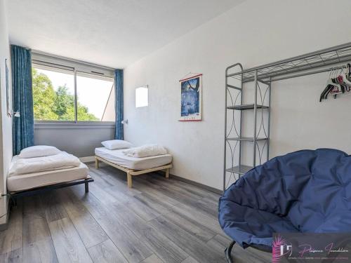 une chambre avec deux lits et un lit superposé dans l'établissement Appartement T2 meublé avec parking à 200m de la plage - FR-1-825-18, à La Rochelle