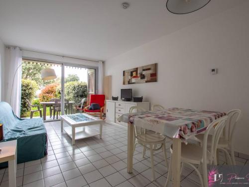 une cuisine et un salon avec une table et des chaises dans l'établissement Studio meublé 4 pers, terrasse et parking proche mer - FR-1-825-23, à La Rochelle