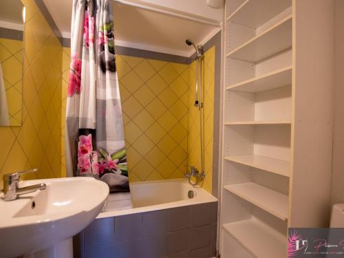 une salle de bain avec un lavabo, une douche et un miroir dans l'établissement Studio meublé 4 pers, terrasse et parking proche mer - FR-1-825-23, à La Rochelle