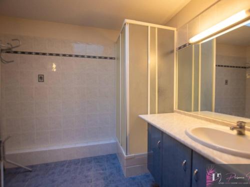 une salle de bain avec un lavabo et une douche avec un miroir dans l'établissement Grand duplex avec terrasse et piscine - FR-1-825-62, à La Rochelle