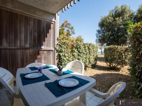 Studio 4 couchages avec terrasse en bord de mer - FR-1-825-25