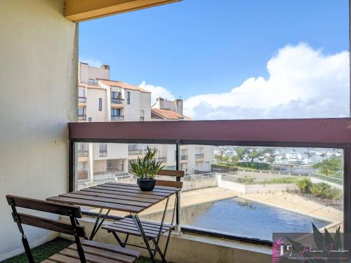 Appartement à La Rochelle avec Piscine et Parking - FR-1-825-63