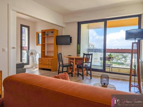 Photo de la galerie de l'établissement Appartement à La Rochelle avec Piscine et Parking - FR-1-825-63, à La Rochelle