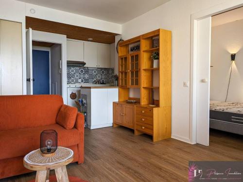 Photo de la galerie de l'établissement Appartement à La Rochelle avec Piscine et Parking - FR-1-825-63, à La Rochelle