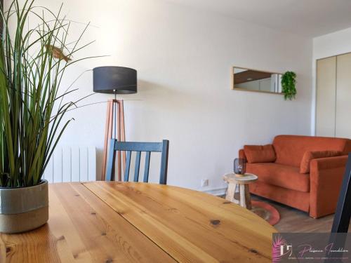 Photo de la galerie de l'établissement Appartement à La Rochelle avec Piscine et Parking - FR-1-825-63, à La Rochelle