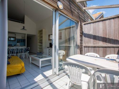 Photo de la galerie de l'établissement Appartement 2 pièces, 6 couchages, vue mer, parking - FR-1-825-29, à La Rochelle