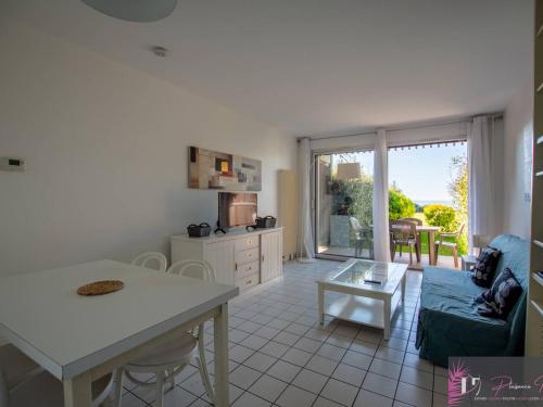 Photo de la galerie de l'établissement Studio meublé 4 pers. avec terrasse et parking, proche plage - FR-1-825-33, à La Rochelle