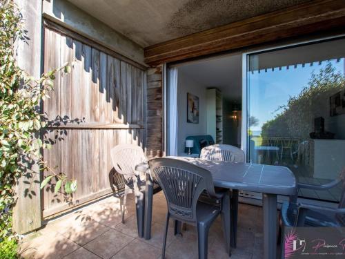 Photo de la galerie de l'établissement Studio meublé 4 pers. avec terrasse et parking, proche plage - FR-1-825-33, à La Rochelle