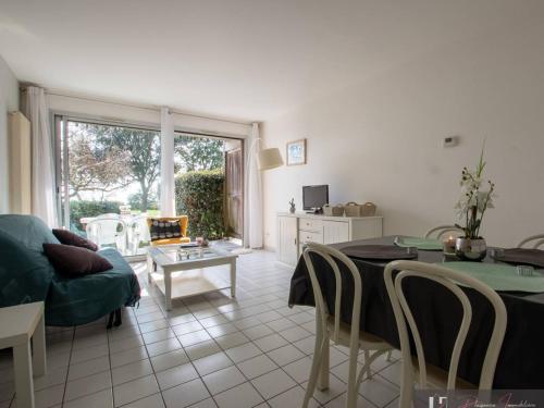 Photo de la galerie de l'établissement Studio meublé 4 personnes, terrasse sud, parking, proche plage et port - FR-1-825-35, à La Rochelle