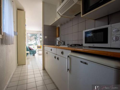 Photo de la galerie de l'établissement Studio meublé 4 personnes, terrasse sud, parking, proche plage et port - FR-1-825-35, à La Rochelle