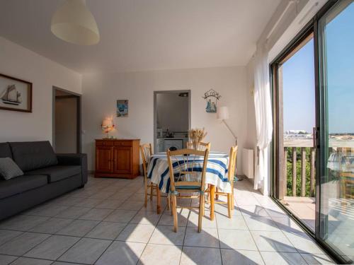 un salon avec une table et un canapé dans l'établissement Appartement T2 meublé, 4 couchages, vue sur mer avec Wifi - FR-1-825-42, à La Rochelle