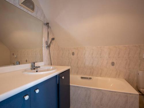 une salle de bain avec un lavabo et une baignoire dans l'établissement Appartement T2 meublé, 4 couchages, vue sur mer avec Wifi - FR-1-825-42, à La Rochelle