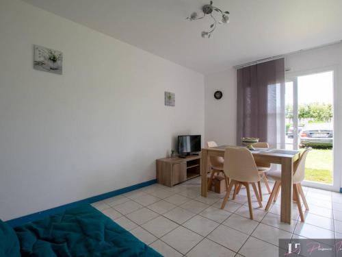 Photo de la galerie de l'établissement Studio lumineux proche plage avec parking et wifi - FR-1-825-44, à La Rochelle