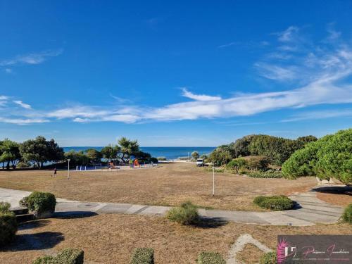 Photo de la galerie de l'établissement Joli studio vue mer, proche plage à La Rochelle - FR-1-825-47, à La Rochelle