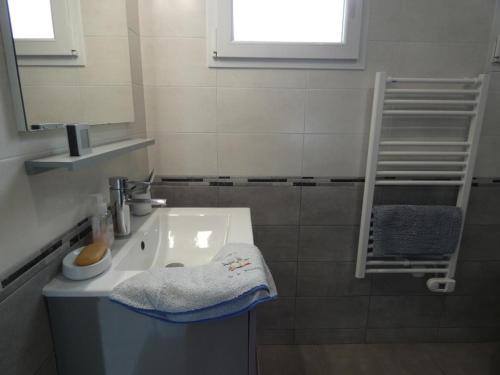 une salle de bain avec un lavabo et un miroir dans l'établissement Maison de vacances à Fromentine proche plage, quartier prisé, terrasse, parking - FR-1-540-319, à La Barre-de-Monts