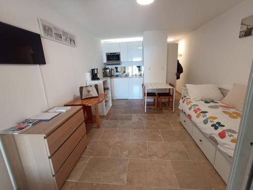 Cette petite chambre comprend un lit et une cuisine. dans l'établissement Studio rénové front de mer avec climatisation et animaux admis, idéal pour 2 personnes à Sète - FR-1-338-606, à Sète