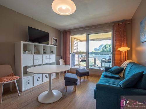 Photo de la galerie de l'établissement T2 meublé avec balcon et parking proche plage - FR-1-825-53, à La Rochelle