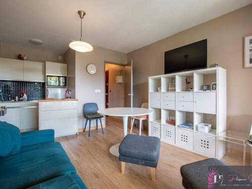 Photo de la galerie de l'établissement T2 meublé avec balcon et parking proche plage - FR-1-825-53, à La Rochelle