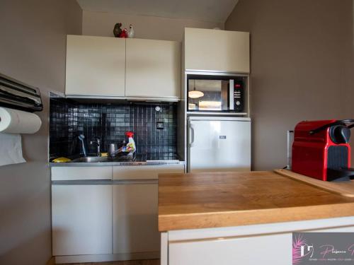 Photo de la galerie de l'établissement T2 meublé avec balcon et parking proche plage - FR-1-825-53, à La Rochelle