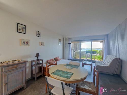 Photo de la galerie de l'établissement Studio meublé pour 3 personnes à 50m de la plage avec terrasse - FR-1-825-54, à La Rochelle